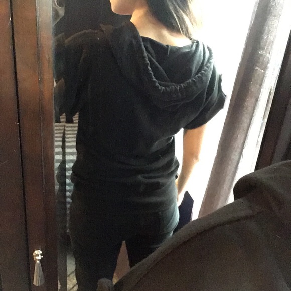 Black “LOVE” Short-Sleeved Hoodie - Picture 5 of 8